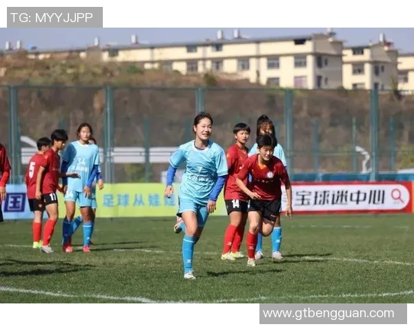 足球小的成长之路：从青训到职业赛场的奋斗与梦想