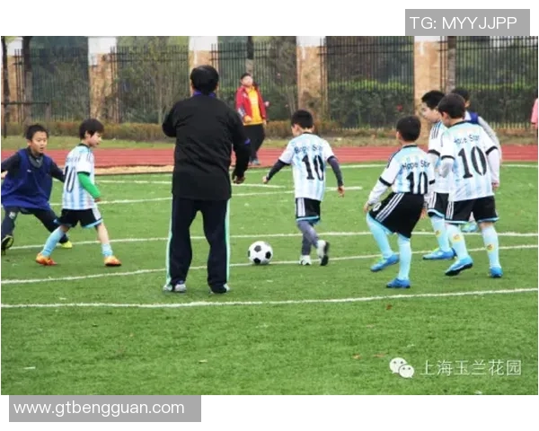 打造家庭足球室的完美空间让亲子互动与运动乐趣双丰收