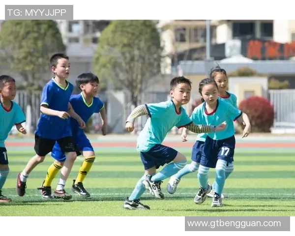 床上踢足球的乐趣与挑战如何在有限空间中尽情享受这项运动